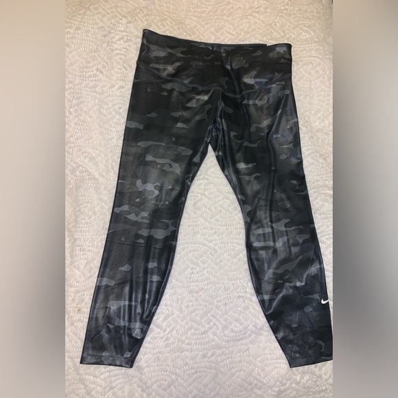 DRI-FIT MIDRISE CAMO LEGGINGS - Picture 2 of 6
